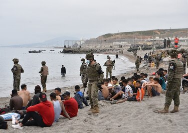 España promete ‘restablecer el orden’ en Ceuta ante la grave crisis migratoria