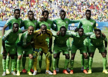 El técnico nigeriano reclama: 'un árbitro puede errar, pero nunca tanto'