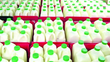 Subastan leche libre de arancel