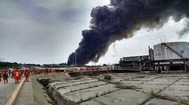 Videos: Tres muertos y más de 100 heridos por explosión en planta petroquímica en  México