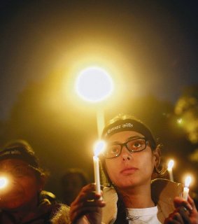 Homenajean a joven india que murió tras violación