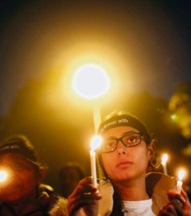 Homenajean a joven india que murió tras violación