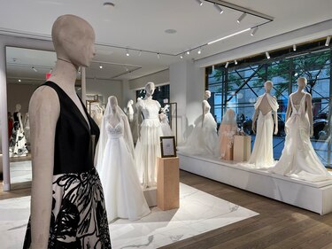 Los vestidos negros de novia se abren paso en Estados Unidos