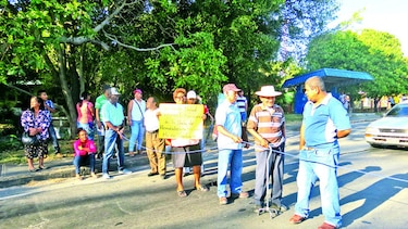 Pacientes y familiares cierran vía Interamericana