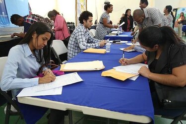 Novecientos diez educadores participan en feria de empleo