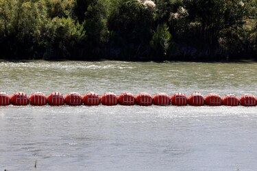Un juez ordena a Texas retirar la barrera de boyas en la frontera con México
