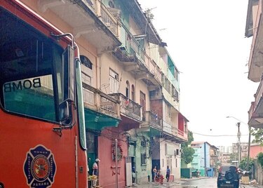 Cerca de 30 personas son desalojadas de viejo edificio en Santa Ana tras el desplome de un balcón