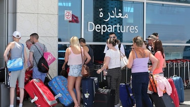 Miles de turistas evacuados de Túnez tras sangriento atentado