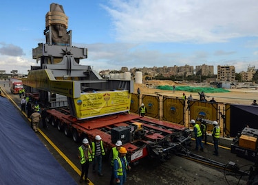 Egipto reubica coloso de Ramsés II en entrada de nuevo museo