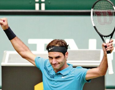 Federer rescata triunfo y pasa a cuartos en Halle