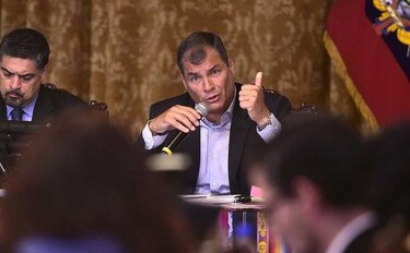 Presidente de Ecuador, Rafael Correa, pide renuncias a todos sus ministros