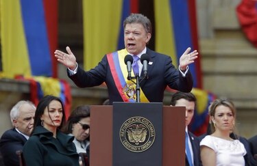 Santos asume segundo mandato y hace advertencia a las FARC