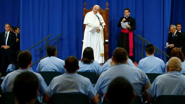 El Papa visita a presos y critica sistemas carcelarios que no reinsertan