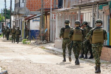 Gobierno colombiano y disidencia de las FARC confirman cese al fuego e inicio del diálogo