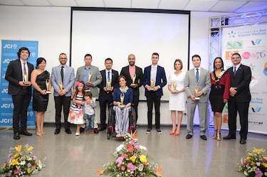 Distinguen a 10 jóvenes sobresalientes de Panamá por su labor social