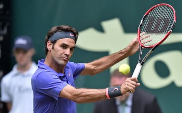 Federer derrota a Gulbis y avanza a cuartos de final en Halle