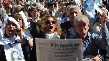 Argentina condena a perpetuidad a 28 represores por crímenes de dictadura