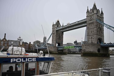 Cierran el puente de la Torre de Londres tras acción de activistas ambientales