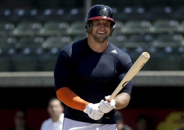 Tim Tebow muestra talento en práctica de béisbol