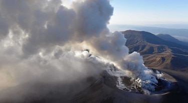 Hace erupción volcán en Japón; se cancelan los vuelos