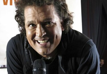 Carlos Vives disfruta nueva 'pinta sensual' para el Mundial