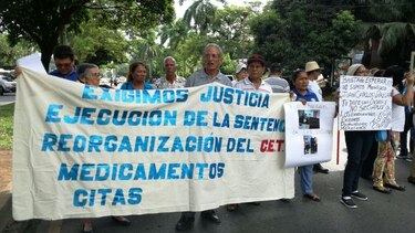 Afectados por dietilenglicol protestaron en la vía Transístmica