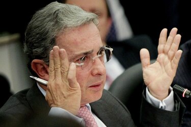 Corte de Colombia investiga a expresidente Uribe por presunto espionaje militar