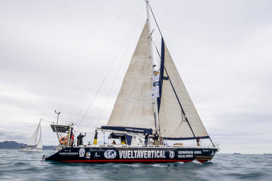 Zarpó el velero que tratará de completar la primera vuelta al mundo vertical