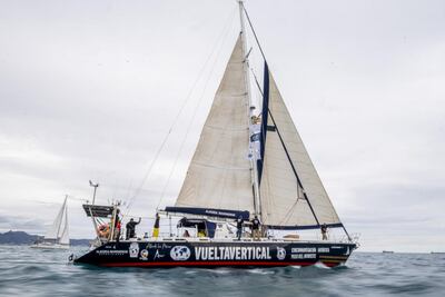 Zarpó el velero que tratará de completar la primera vuelta al mundo vertical