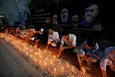 Decenas de miles de personas participan en los actos fúnebres del entierro de Raisi en Mashhad