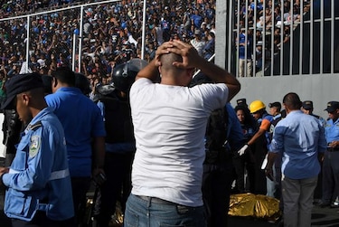Estampida en la final del fútbol profesional de Honduras deja cuatro muertos y 25 heridos