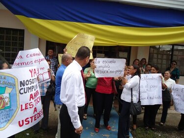 Docentes de Herrera protestan por incumplimiento de aumento salarial