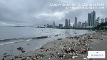Desechos y aguas residuales causan mancha negra en la bahía de Panamá