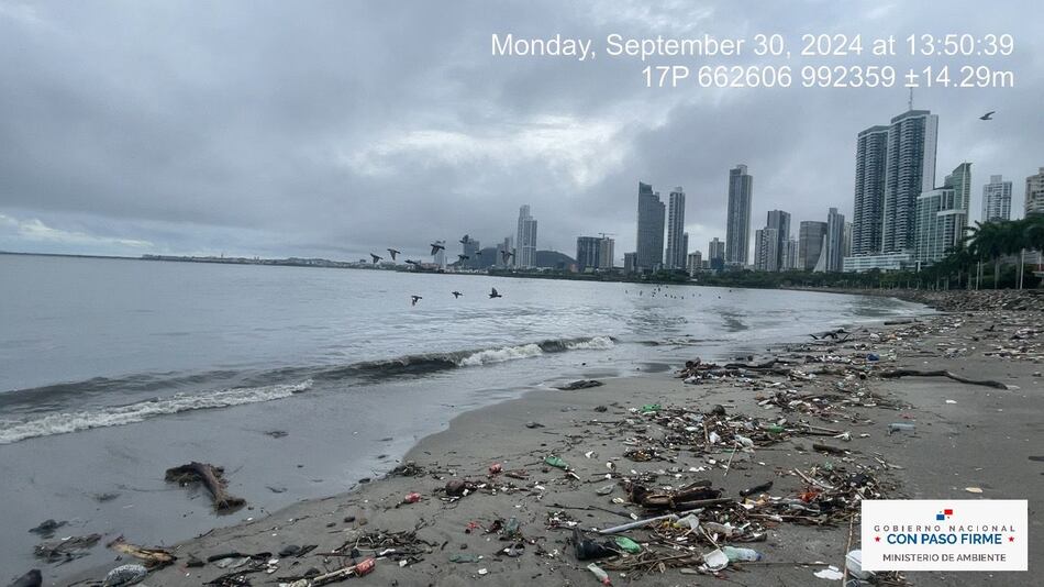 Desechos y aguas residuales causan mancha negra en la bahía de Panamá