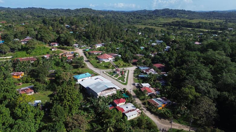 Los pueblos empapados de pobreza que caminan entre montañas ricas en oro y cobre