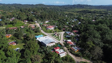 Los pueblos empapados de pobreza que caminan entre montañas ricas en oro y cobre