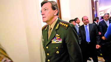 Detienen a exjefe del Ejército por plagios