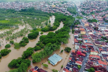 Brasileños intentan reponerse tras devastadoras inundaciones en Bahia
