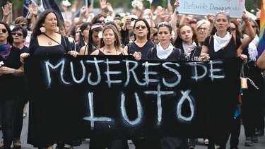 Mujeres de luto, una protesta silenciosa se suma a la convulsión social en Chile