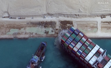 La parte delantera del portacontenedores Ever Given sigue ‘completamente bloqueada’