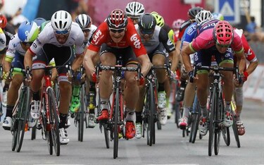 Greipel se lleva otra etapa, Dumoulin no cede en la punta