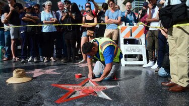 Arrestan al hombre que destrozó la estrella de Trump en Hollywood