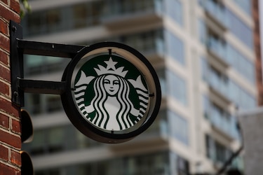 Starbucks suspende publicidad en redes sociales para protestar contra odio racial
