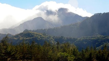 Excursionistas organizan voluntariado para limpiar el volcán Barú