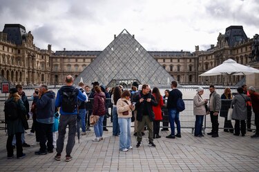 ‘Un robo digno de James Bond’, se sorprenden turistas frustrados por el cierre del Louvre
