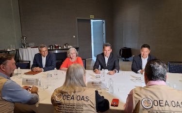 Candidatos presidenciales se reúnen con observadores internacionales