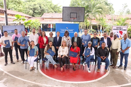 Meduca entrega 11 órdenes de proceder por $86 millones para mejoras y construcción de escuelas