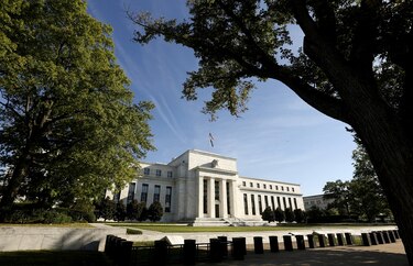 Fed ve mejoría económica pero mantiene estímulo