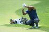 Tiger Woods se resiente de la espalda en difícil ronda de torneo Memorial