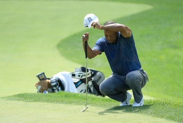Tiger Woods se resiente de la espalda en difícil ronda de torneo Memorial